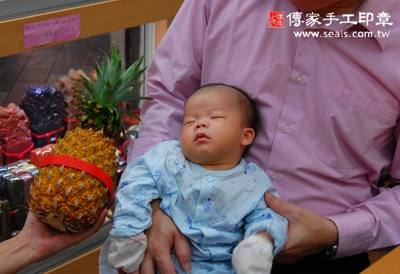 吳寶寶(新北永和區到府嬰兒寶寶滿月剃頭理髮、免費到府嬰兒剃胎毛儀式吉祥話)。到府剃頭剃胎毛主持、專業拍照、DVD光碟、證書。★購買「臍帶章、肚臍章、胎毛筆刷印章」贈送：剃頭、收涎、抓周，三選一。2015.10.25 照片13
